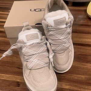 Ugg lowmel color is tan/ cream size 8 , second photo is how they look on :)